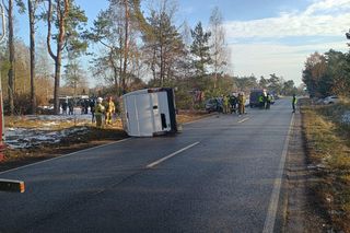 Jedlanka: Bus zderzył się z osobówką. Jedna osoba została poszkodowana