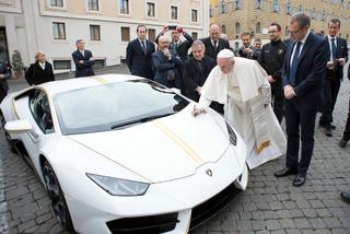 Papieskie Lamborghini sprzedane za POWALAJĄCĄ kwotę