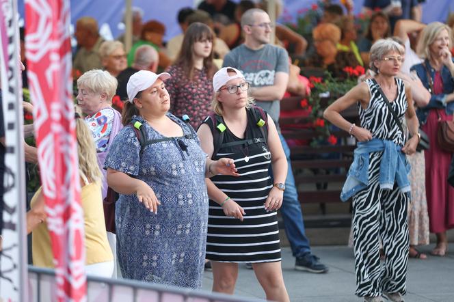 Potańcówka przed teatrem w Katowicach