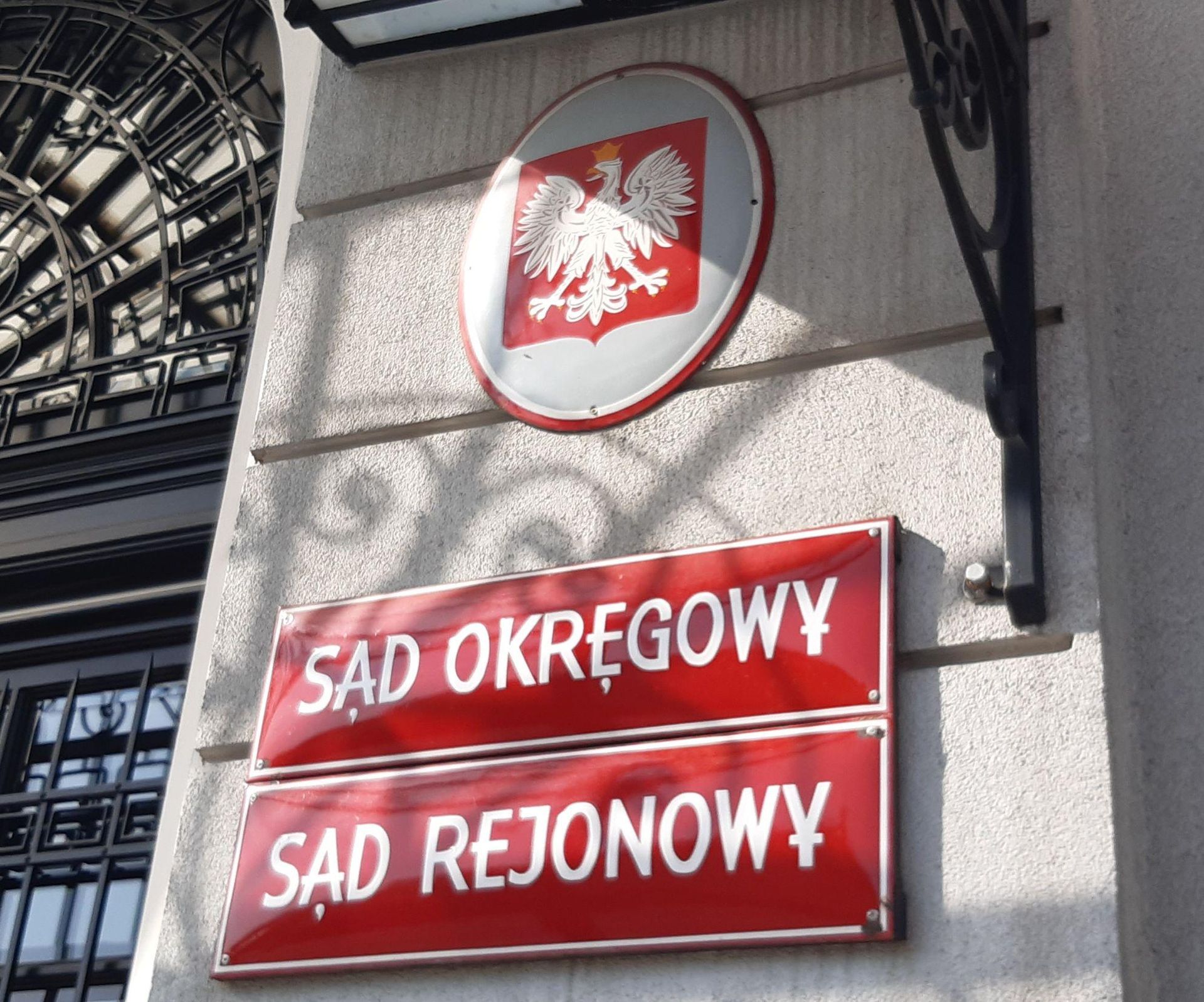 Syn znanego polityka PiS przed sądem. Prokuratura stawia zarzut trzykrotnego zgwałce…