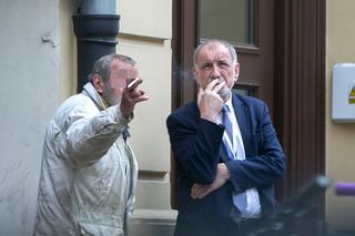 OJCIEC PREZYDENTA PALI Z BEZDOMNYM.