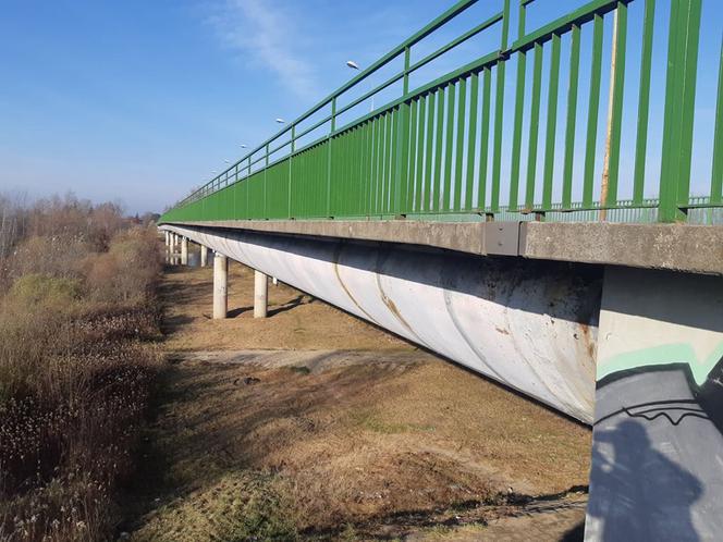Stan zamkniętego mostu w Ostrowie był TRAGICZNY. Świadczą o tym zdjęcia