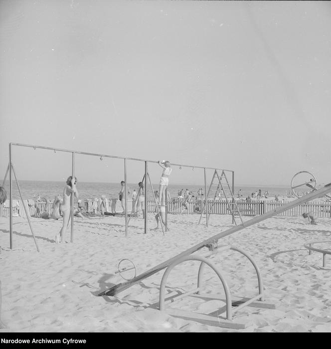 Plac zabaw dla dzieci na plaży, 1976