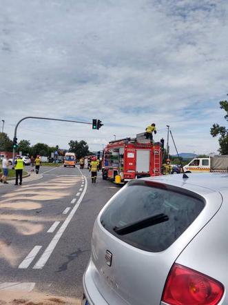 Wypadek w Nowy Sączu. Matka z dzieckiem jechała karetką do szpitala. Ambulans zderzył się z osobówką