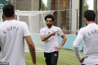 Mundial 2018: Salah wciąż KONTUZJOWANY?! Ma problem z założeniem koszulki [ZDJĘCIE]