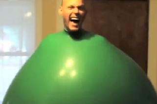 HIT internetu: człowiek piłka. Facet skacze w zielonym balonie a internet szaleje!