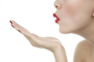 Jak dbać o usta? Domowe sposoby na gładkie i pełne usta