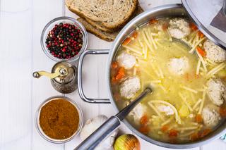Rosół z klopsikami drobiowymi i makaronem: odżywcza zupa dla dzieci i seniorów