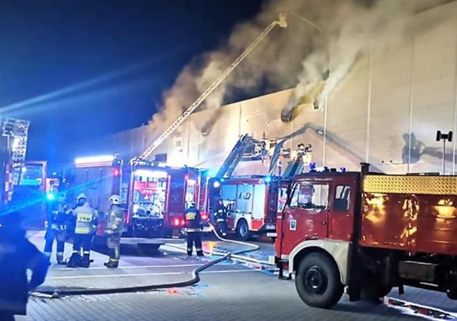 Pożar zakładów Tarczyński pod Wrocławiem. Zdjęcia straży pożarnej