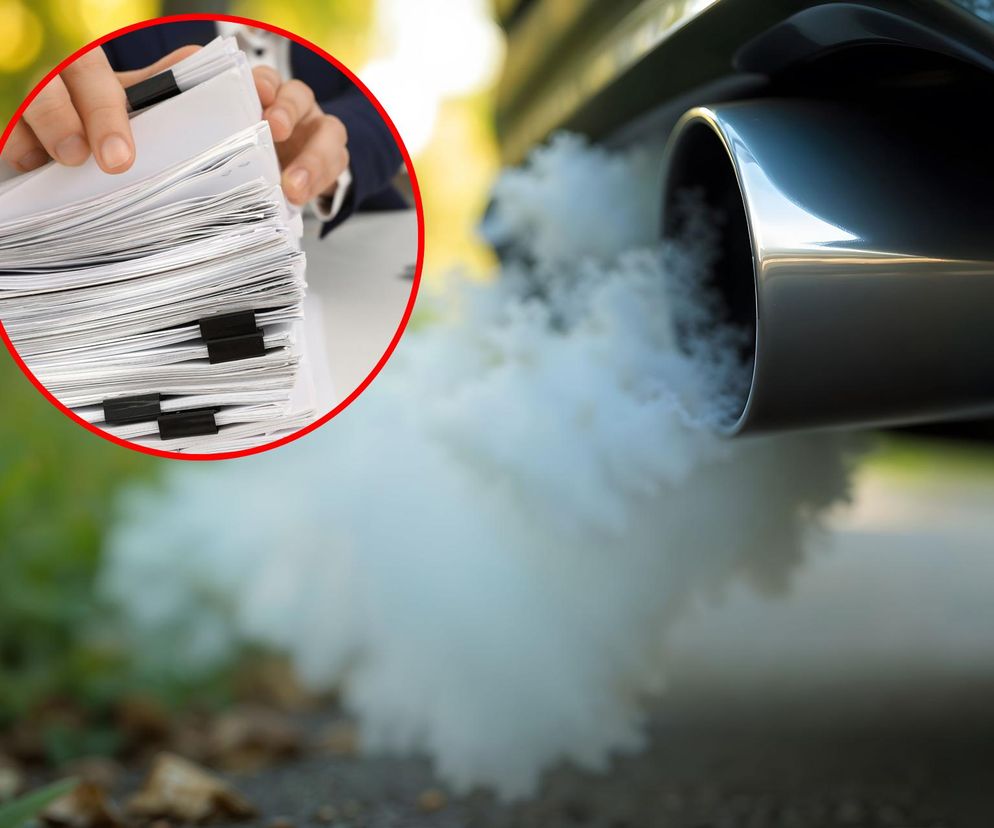 Chromowana rura wydechowa samochodu spalinowego, z której wydobywa się obłok dymu symbolizujący emisję CO2, w tle rozmyta zieleń. Na pierwszym planie, w czerwonym okręgu, dłonie trzymające stos dokumentów, co odnosi się do rosnących podatków i składki zdrowotnej dla właścicieli aut spalinowych. Więcej informacji na Super Biznes.