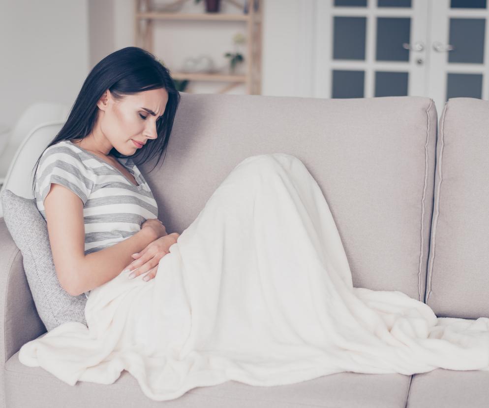 Kobieta leży pod kocem