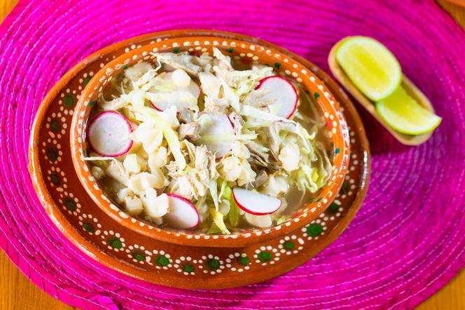 Zupa pozole bianco - meksykański klasyk z białą kukurydzą i rzodkiewką