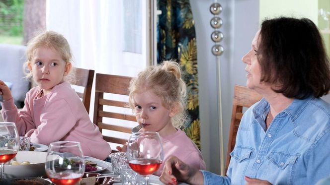 M jak miłość odc. 1818. Marysia (Małgorzata Pieńkowsk),bliźniaczki Emilka i Zuzia (Julia, Marcelina Kempka)