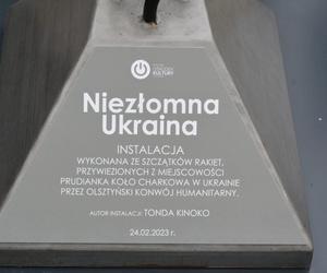 Przed ratuszem w Olsztynie stanęła Niezłomna Ukraina. Rzeźbę będzie można wylicytować [ZDJĘCIA]