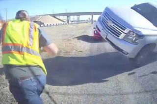 Mógł ZGINĄĆ na autostradzie. Refleks uratował mu życie! - WIDEO