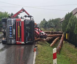 Wypadek w Mircu! Przewróciła się ciężarowka z drewnem, uszkodziła gazociąg