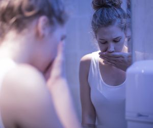 Wymioty u dzieci i dorosłych - przyczyny. Co powoduje wymioty? 