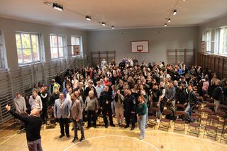 Dominik Dąbrowski spotkał się z młodzieżą III LO w Grudziądzu. Było o aktorstwie, policji i kabarecie