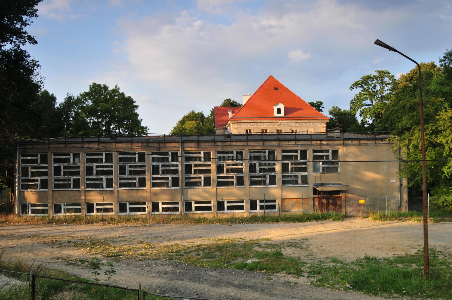 Pałac Sobieszów przed remontem – z dawną salą gimnastyczną