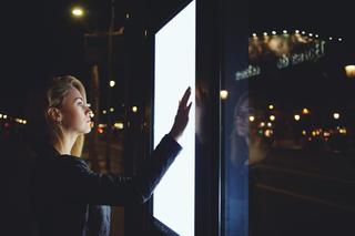 Nowa technologia zmienia ludzi w cyfrowe billboardy