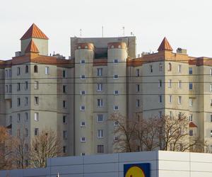 Kultowy blok-zamek w Krakowie: młodszy brat Wawelu skończył 30 lat