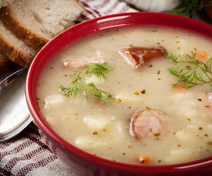 Biały barszcz z kiełbasą i ziemniakami [WIDEO]