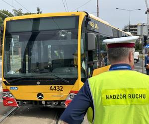 Czołowe zderzenie autobusu miejskiego z tramwajem. Kierowca zasłabł za kierownicą