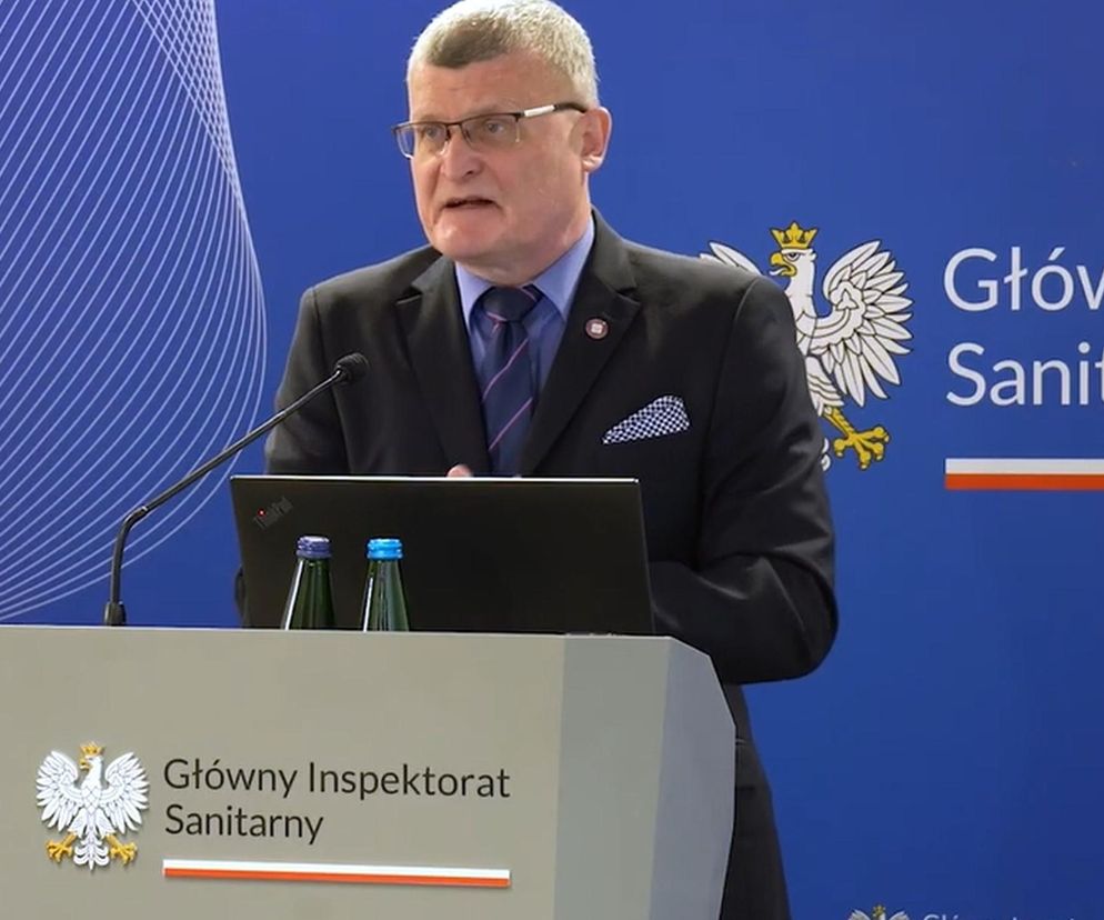 Jeden chory zakaża 15-17 osób. Powikłaniem może być nawet udar. Eksperci o krztuścu u dorosłych, Główny Inspektor Sanitarny Paweł Grzesiowski