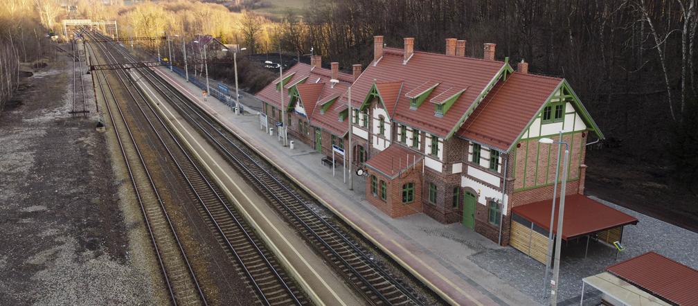 Zabytkowy dworzec kolejowy w Boguszowie-Gorcach odzyskał dawny blask