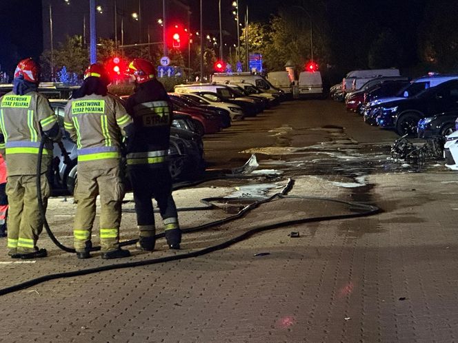Makabryczny wypadek na Mokotowie. Motocyklista zderzył się z autem i wpadł na parking