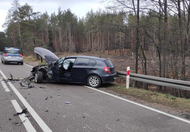 Zalesie. Zderzenie BMW z citroenem. Śmigłowiec zabrał kobietę do szpitala