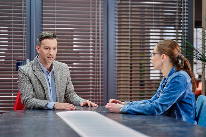 BrzydUla 2, odcinek 222: Ula (Julia Kamińska), Marek (Filip Bobek)