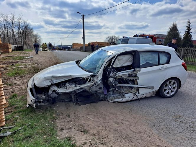 Swoboda. 67-latek ofiarą śmiertelną wypadku. Dwa BMW zderzyły się pod Kaliszem [ZDJĘCIA]