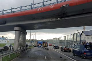 Kielce. Wypadek na ul. Grunwaldzkiej. Ciężarówka przewróciła się po zahaczeniu o wiadukt [ZDJĘCIA].