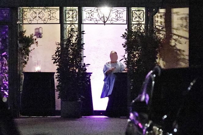 Anna Lewandowska w nocy pali elektryczne papierosy