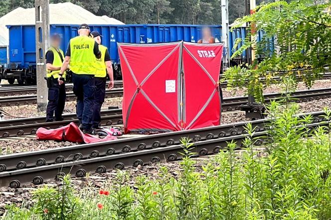 Tragedia na torach. Wszedł na nieoznakowane przejście, gdy nadjeżdżał pociąg. Straszny wypadek w Rembertowie