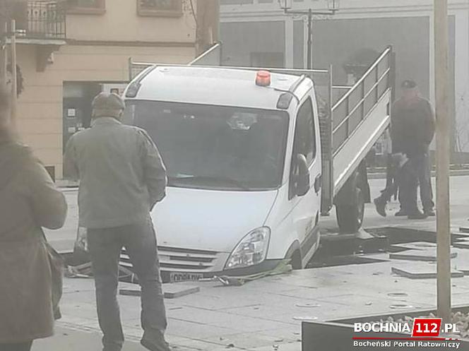 Bochnia. Dostawczak zniszczył nową fontannę na rynku [ZDJĘCIA]