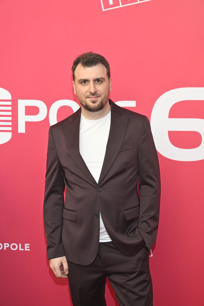 Konferencja prasowa 62. edycji Krajowego Festiwalu Polskiej Piosenki w Opolu. Tłum gwiazd na czerwonym dywanie