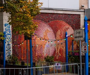 Stado koni w centrum Warszawy. Czerwone mozaiki ozdobiły w PRL-u hotel dla cudzoziemców