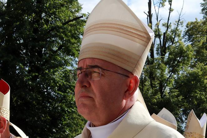 Biskup Jarecki zaprasza osoby LGBT na synod. Nie wykluczymy ich