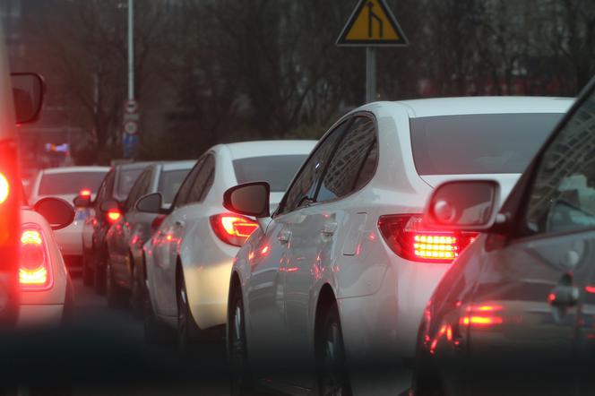 Potężne korki na S86 w Sosnowcu i Katowicach po zderzeniu trzech pojazdów. Zator ma już kilka kilometrów