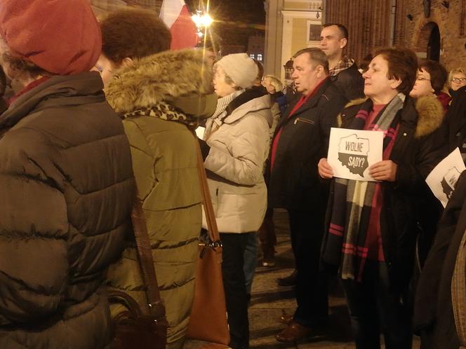 Manifestacja w obronie sądownictwa na Rynku Staromiejskim w Toruniu