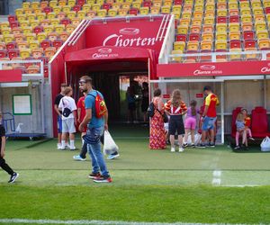 Pożegnianie Murawy na Chorten Arenie. Jagiellonia Białystok rozdaje boisko swoim kibicom