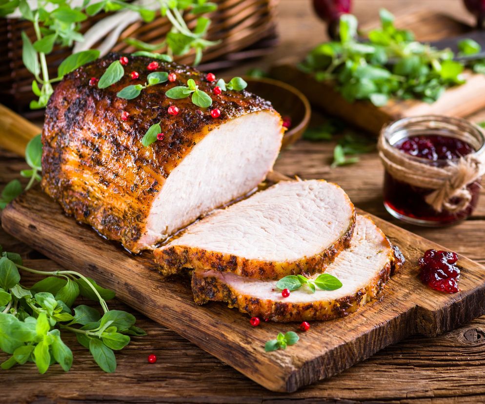 Świeża wieprzowina powinna być czerwona i mieć tylko delikatną woń.