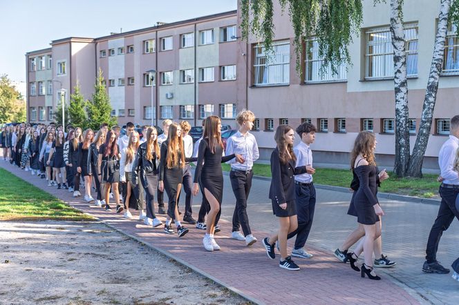 100 par tańczy poloneza na 100-lecie siedleckiego Ekonomika