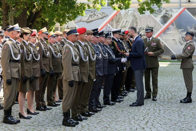 Szef MON wręczył odznaczenia żołnierzom