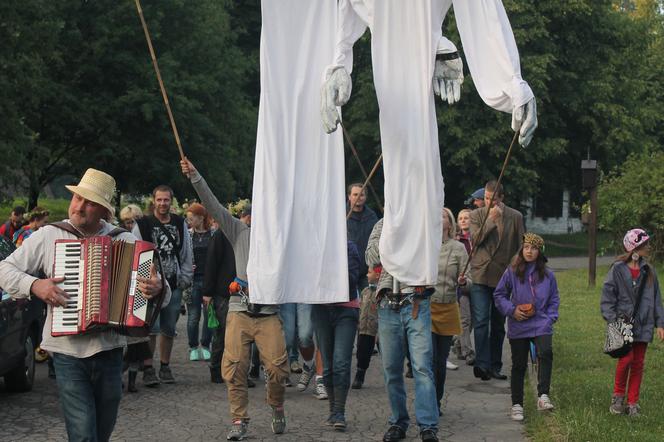 Chorzów: Puszczanie wianków i skoki przez ognisko