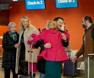 Na Wspólnej, odc. 4002. Włodek (Mieczysław Hryniewicz), Monika (Sylwia Gliwa), Bogdan (Wojciech Brzeziński), Maria (Bożena Dykiel), Roża (Halina Rasiakówna), Ricardo (Reda Paweł Haddad)