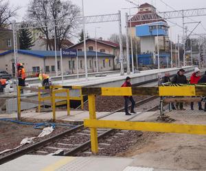 Dworzec Olsztyn Główny coraz bliżej. Postępują prace przy budynku oraz na peronach