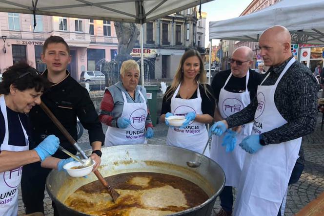 Wielkie gotowanie na chorzowskim Rynku! Fundacja Wolne Miejsce rozda 1000 porcji żurku [AUDIO]